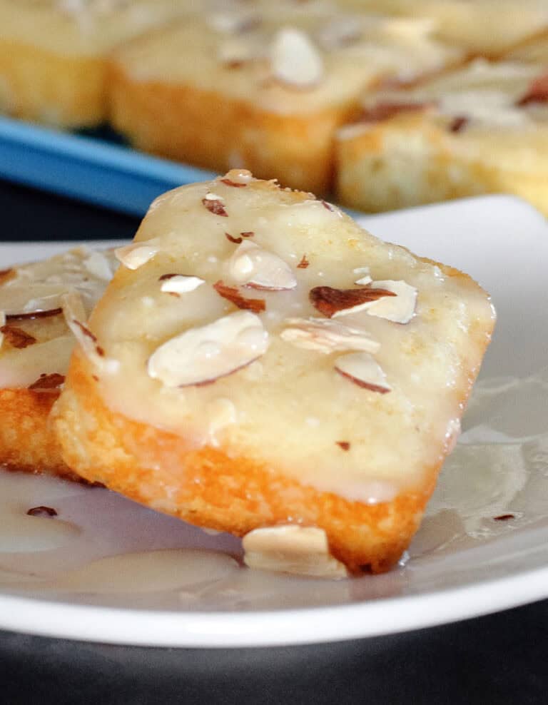 Mini Almond Cakes Feature
